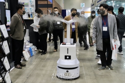 [포토뉴스]전시장 누비는 소독 로봇