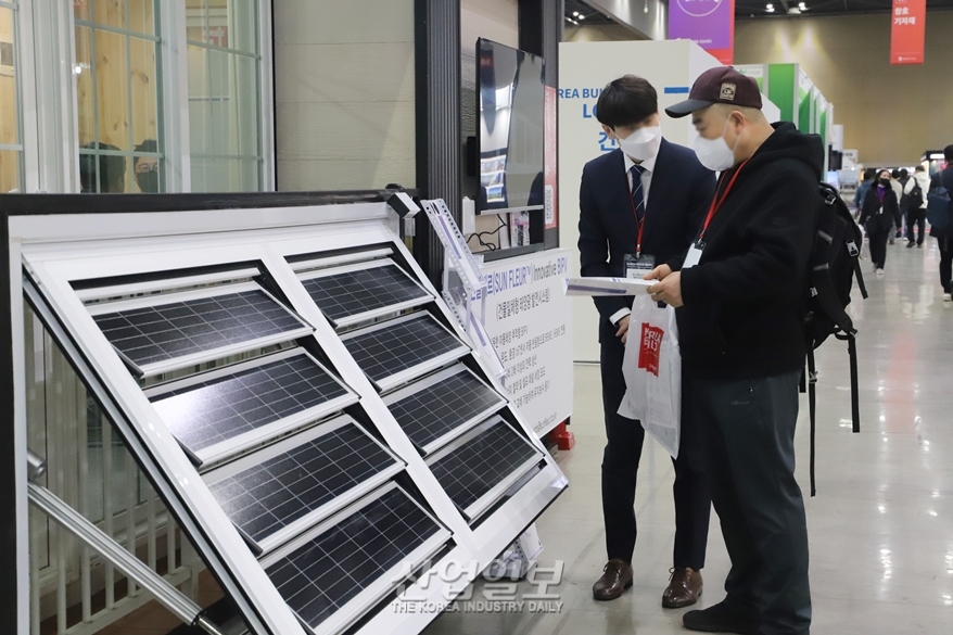 [포토뉴스]추적 시스템 적용한 ‘건물일체형 태양광설비’