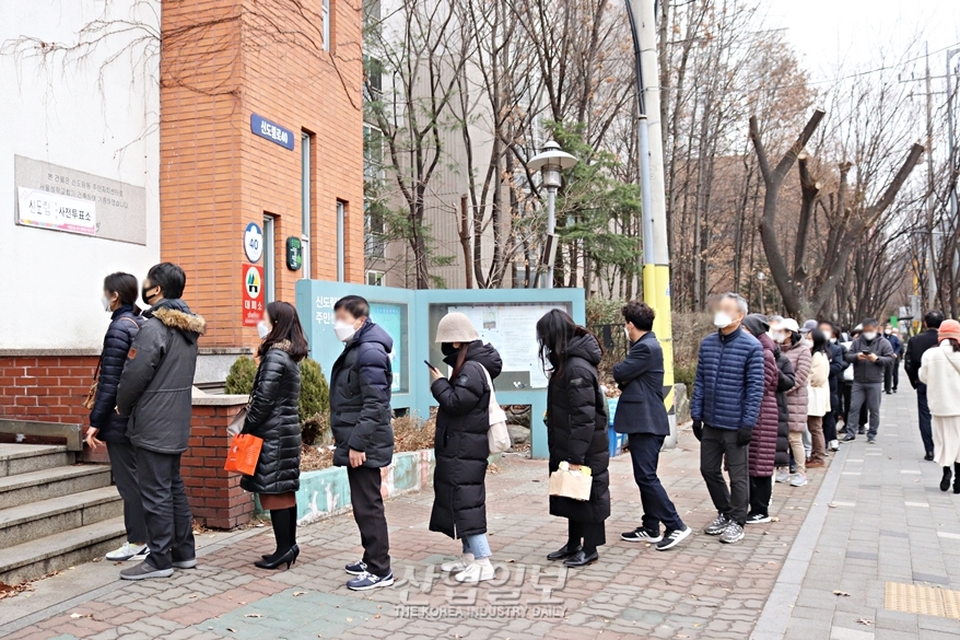 [포토뉴스] 제20대 대통령 선거, 사전투표 위한 긴 행렬