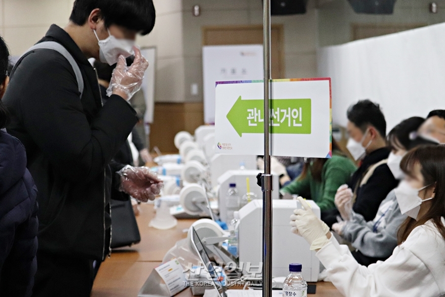 [포토뉴스] 제20대 대통령 선거, 사전투표 위한 긴 행렬