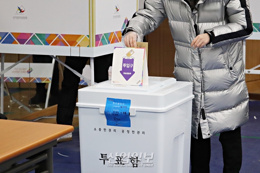 [포토뉴스] 제20대 대통령 선거, 사전투표 위한 긴 행렬