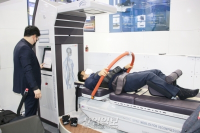 [KIMES 2022] 의료장비 체험 중인 참관객