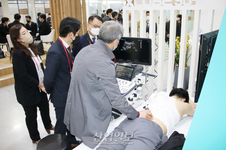 [KIMES 2022] 의료장비 체험 중인 참관객