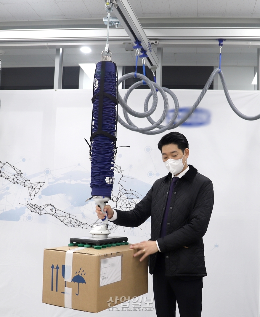 [포토뉴스] 진공그리퍼로 “이것도 옮겨줘”