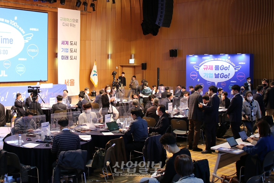 낡은 규제에 가로막힌 韓 신산업…커지는 ‘규제혁신’ 목소리