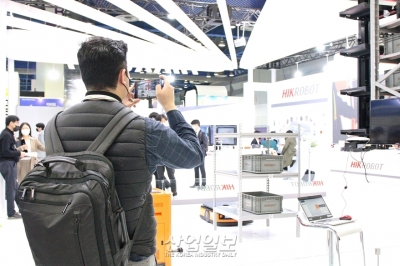 [스마트팩토리·오토메이션월드] ‘어머 이건 찍어야해’ 휴대폰 들고 ‘찰칵’