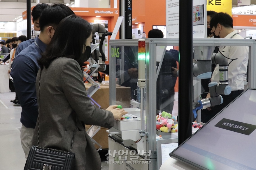 [스마트팩토리·오토메이션월드] 협동로봇으로 ‘인형뽑기’ 한판