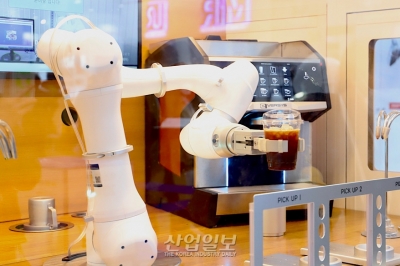 [스마트팩토리·오토메이션월드] 협동로봇이 만드는 ‘아메리카노’ 한 잔