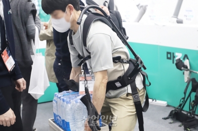 [스마트팩토리·오토메이션월드] 웨어러블 로봇 입고 무거운 물체 ‘번쩍’