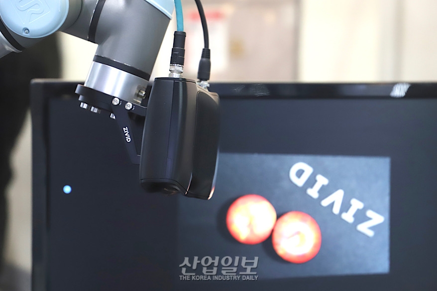 [스마트팩토리·오토메이션월드] 로봇 팔에 올라탄 3D 카메라