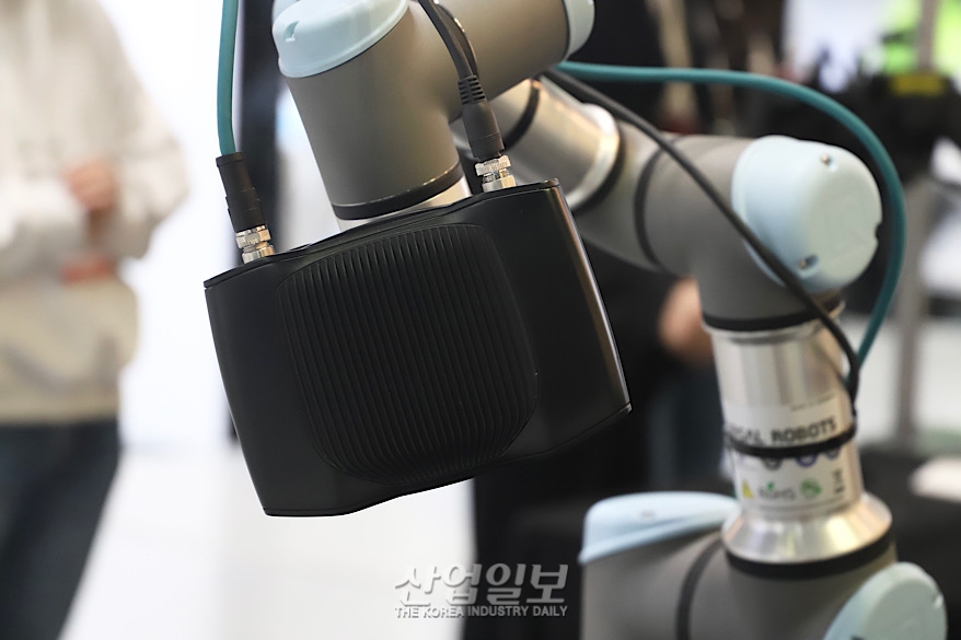 [스마트팩토리·오토메이션월드] 로봇 팔에 올라탄 3D 카메라