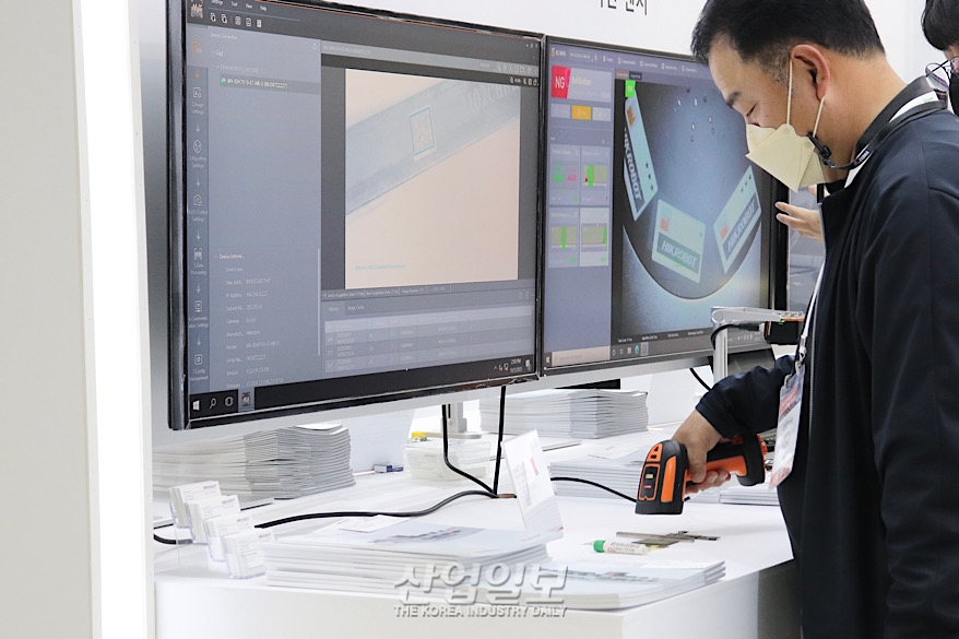 [스마트팩토리·오토메이션월드] ‘휴대용 스캐너’ 살펴보는 참관객