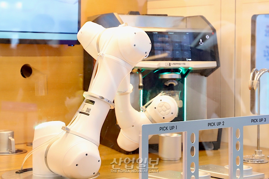 [스마트팩토리·오토메이션월드] 협동로봇이 만드는 ‘아메리카노’ 한 잔
