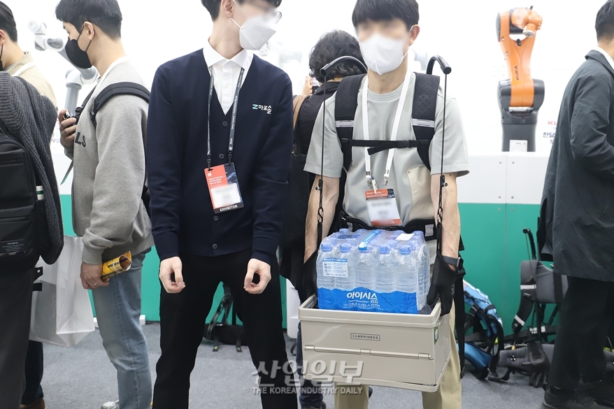 [스마트팩토리·오토메이션월드] 웨어러블 로봇 입고 무거운 물체 ‘번쩍’