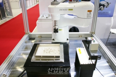 [한국전자제조산업전] 로봇 돕는 부품 공급 장비