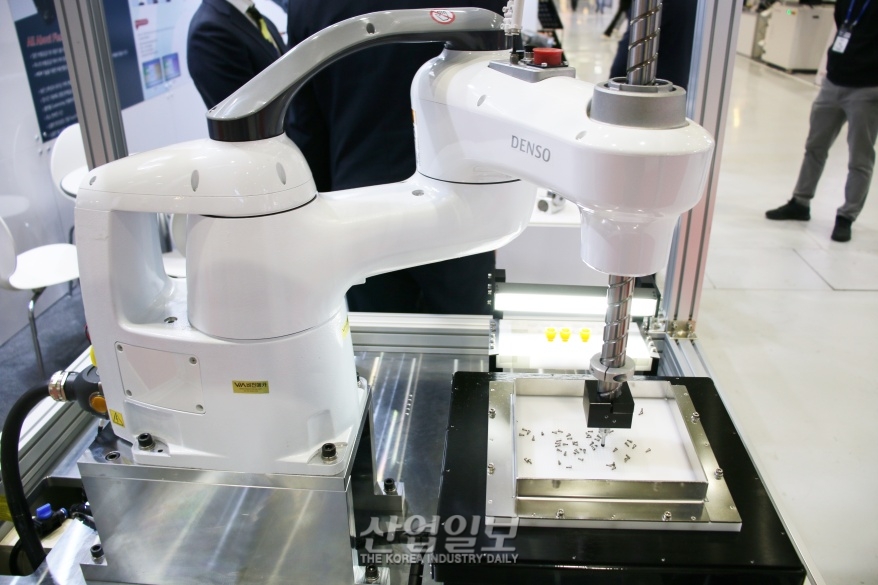 [한국전자제조산업전] 로봇 돕는 부품 공급 장비