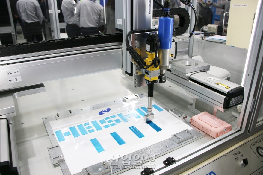 [한국전자제조산업전] 나사펌프로 접착제 토출량 제어하는 디스펜서