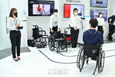 [월드IT쇼] 수동휠체어를 전동휠체어로…경량화에 초점