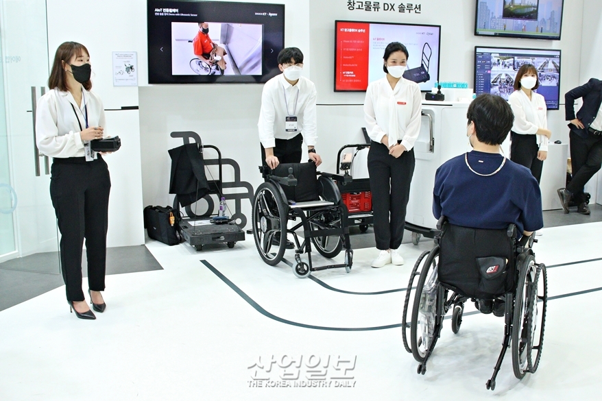 [월드IT쇼] 수동휠체어를 전동휠체어로…경량화에 초점