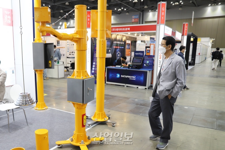 [세계보안엑스포] 보안 장비 돕는 금속 지주