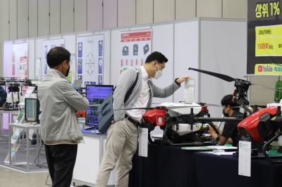[포토뉴스] K-FARM, 최신 농업 기기 살펴보는 참관객들