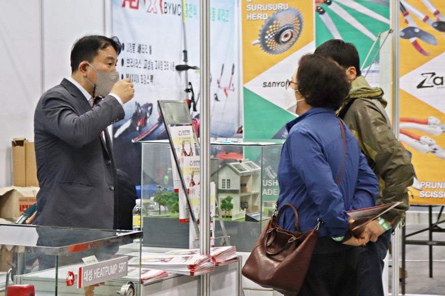 [포토뉴스] K-FARM, 최신 농업 기기 살펴보는 참관객들