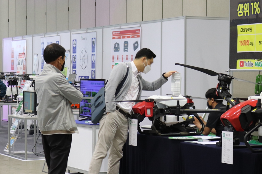 [포토뉴스] K-FARM, 최신 농업 기기 살펴보는 참관객들