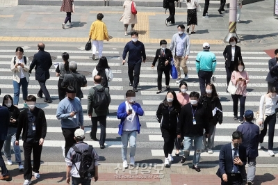 [포토뉴스] 실외 마스크 의무 해제 반갑지만 아직은…
