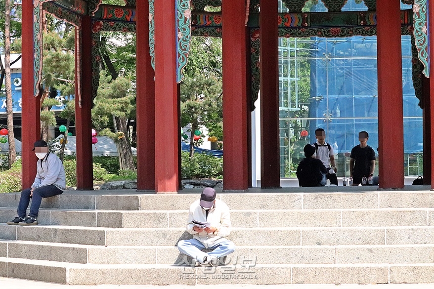 [포토뉴스] 실외 마스크 의무 해제 반갑지만 아직은…