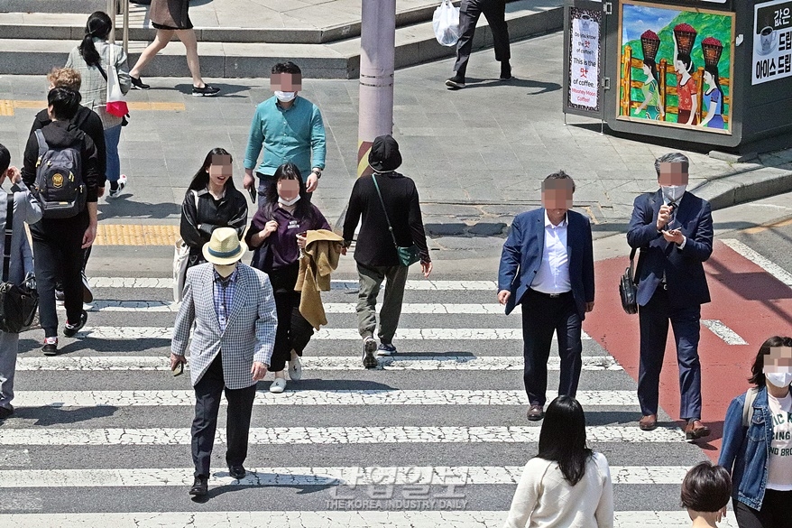 [포토뉴스] 실외 마스크 의무 해제 반갑지만 아직은…