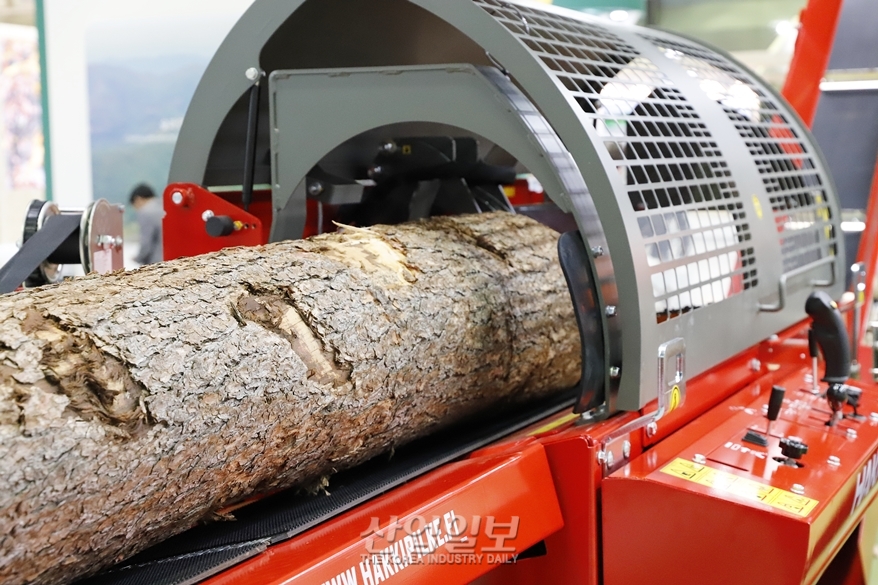 [포토뉴스] 조이스틱으로 목재 생산 효율 ‘UP’