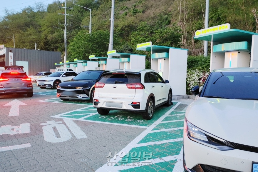 [포토뉴스] 전기차 증가…EV 충전소 찾는 사람 많아져