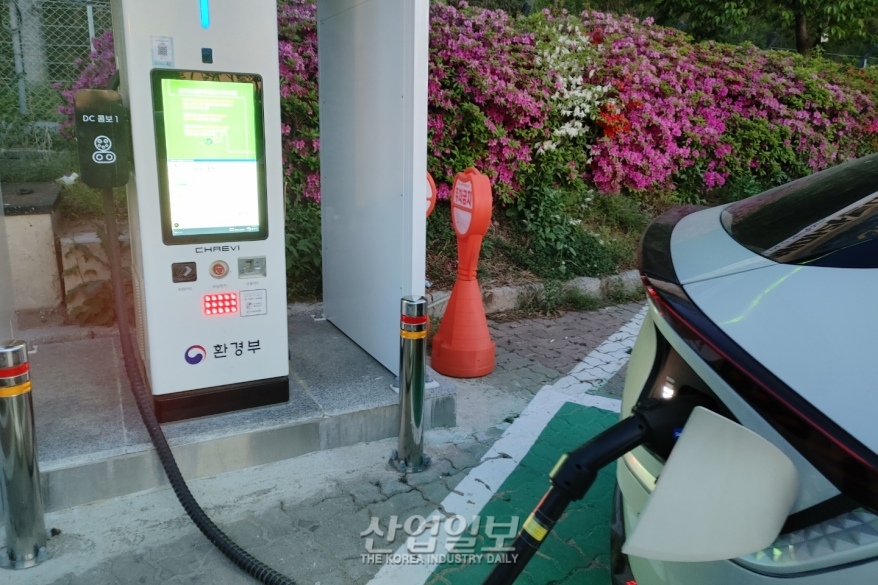 [포토뉴스] 전기차 증가…EV 충전소 찾는 사람 많아져