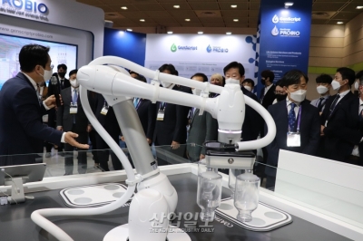 [바이오코리아 2022] 약병 이동…협동로봇으로 자동화