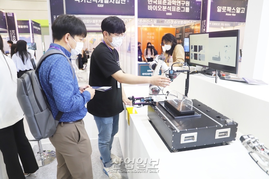 [바이오코리아 2022] 정맥 주사 돕는 인공지능과 로봇