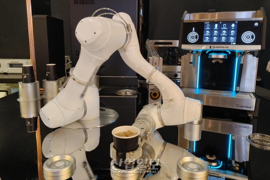 [포토뉴스] 로봇자동화하는 카페 풍경