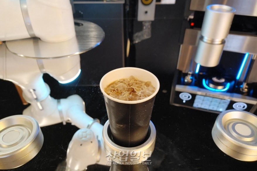 [포토뉴스] 로봇자동화하는 카페 풍경