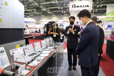 [심토스 2022] 하이브리드 절곡기…자동으로 절곡 금형 교환