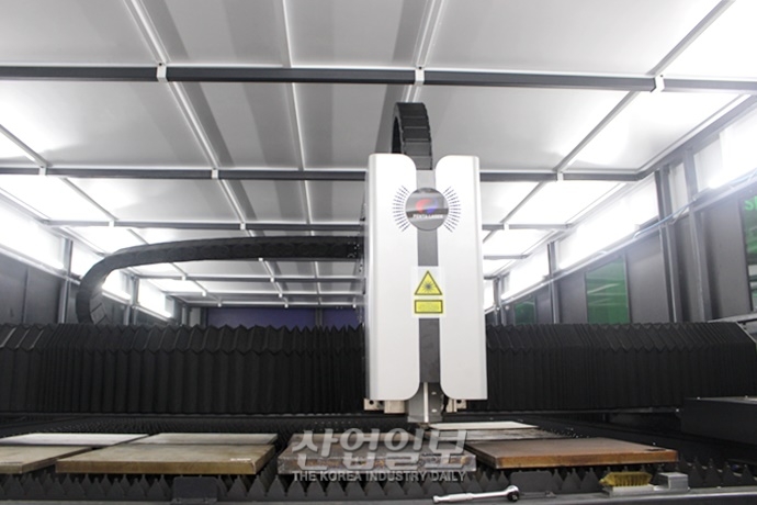 [심토스 2022] 대형 철구조물 절단하는 고출력 파이버 레이저