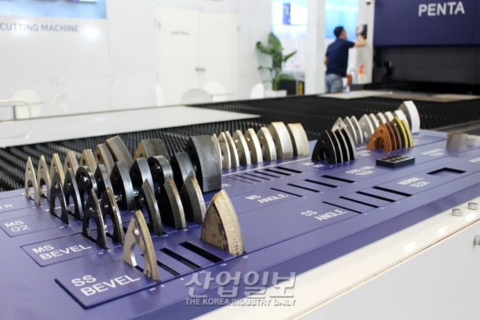 [심토스 2022] 대형 철구조물 절단하는 고출력 파이버 레이저