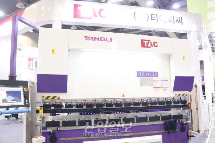 [심토스 2022] 국내 제작 레이저 절단기 선보여