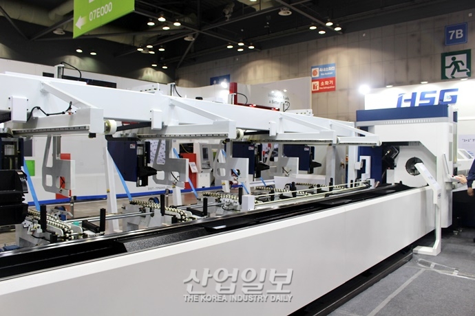 [심토스 2022] 클램프 힘 자동 조절하는 파이프 가공 레이저