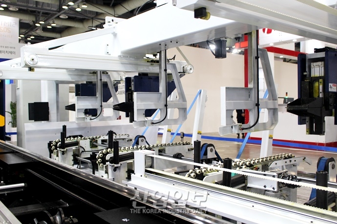 [심토스 2022] 클램프 힘 자동 조절하는 파이프 가공 레이저