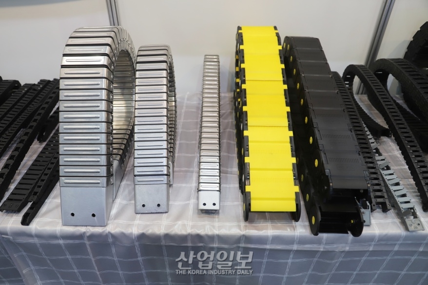 [심토스 2022] 케이블베어, 기계 내부 유·공압 호스 손상 방지