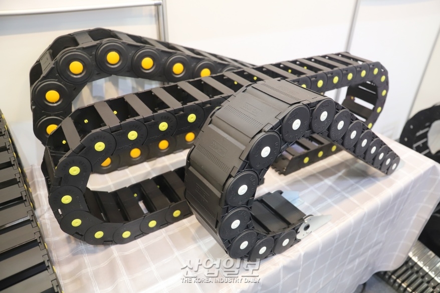 [심토스 2022] 케이블베어, 기계 내부 유·공압 호스 손상 방지