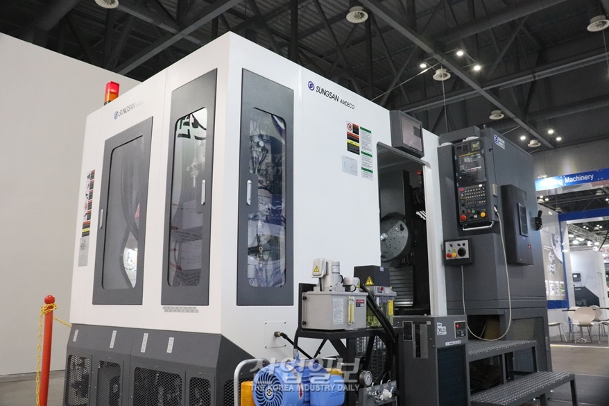 [심토스 2022] ‘듀얼 머시닝 센터’ 시연…양방향 동시 가공으로 생산 시간 2배 축소