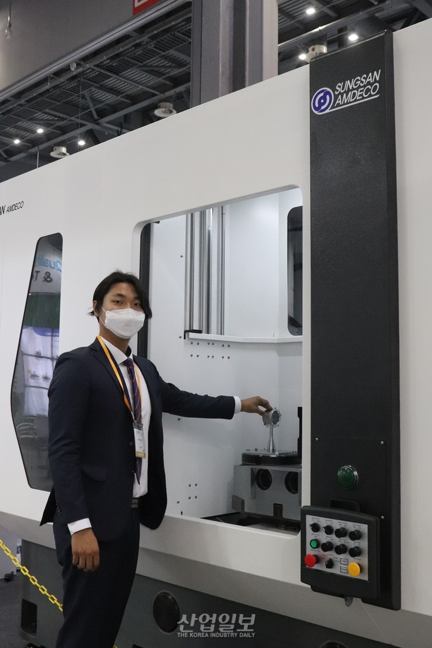 [심토스 2022] ‘듀얼 머시닝 센터’ 시연…양방향 동시 가공으로 생산 시간 2배 축소
