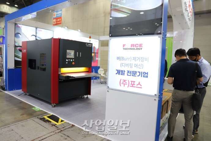 [심토스 2022] 판재 절단면 '버' 제거 설비 선보여