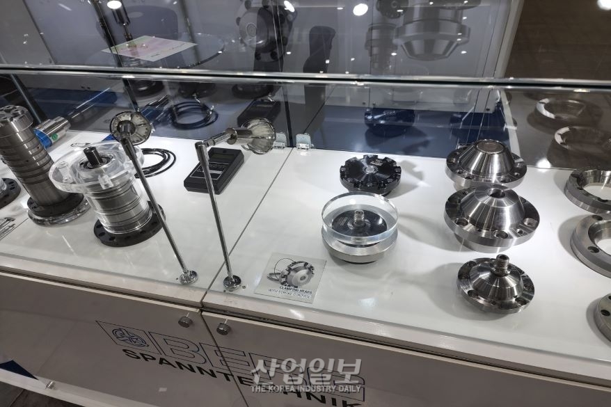 [심토스 2022] Berg Spanntechnik사의 스핀들 및 테이블의 클램핑 시스템