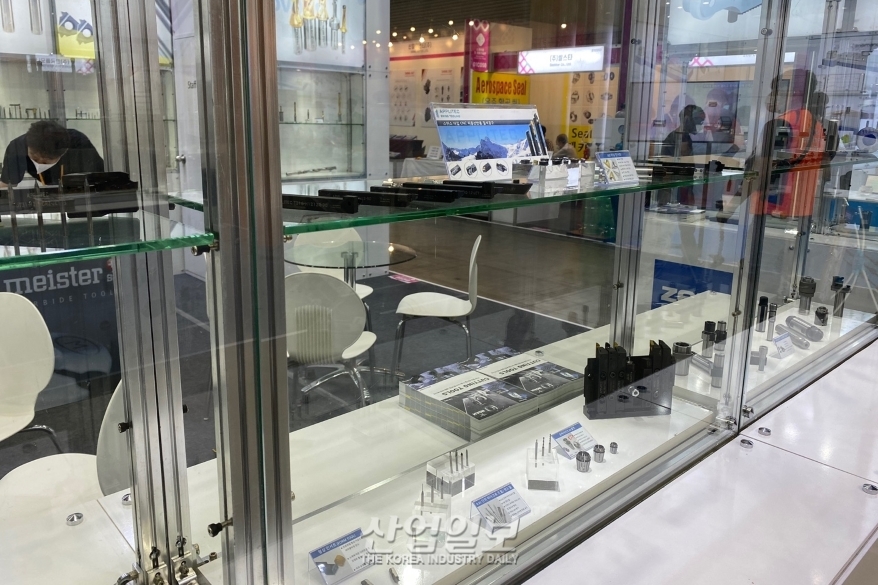 [심토스 2022] 스위스 공구 선보여 …'자동선반' 주력제품